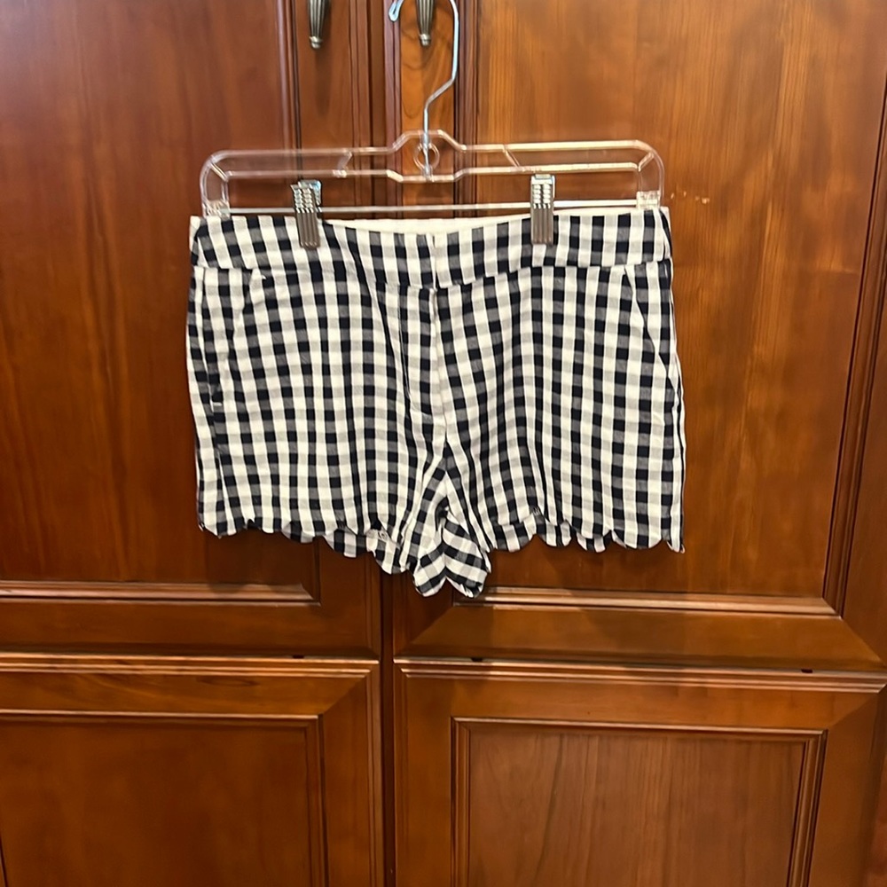 Cute gingham scalloped shorts